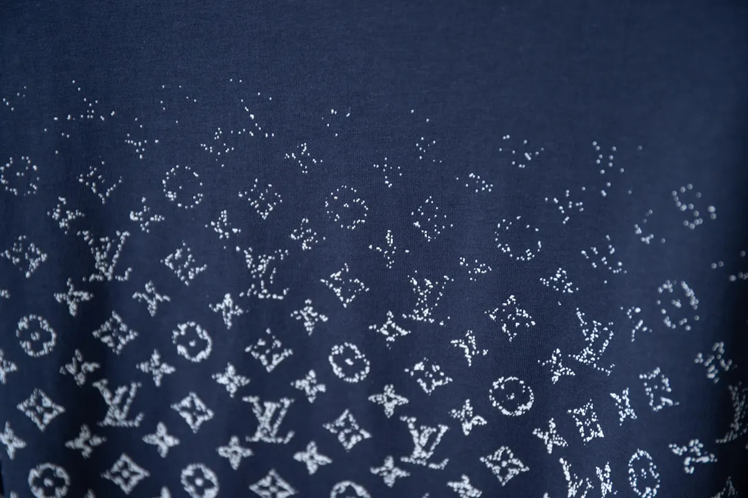 🅿️180 High-quality Lv 2025 early spring new style, MONOGRAM presbyopic gradient short-sleeved T-shirt, which uses digital printing technology to render pixel light and shadow for the Monogram gradient pattern. Its silk-screen texture and knitting effect complement each other, and the logo hardware is customized on the side. Synchronized with the official website, pure cotton fabrics at the counter! Comfortable against the skin, durable and easy to wear, meticulous original craftsmanship, custom-made 260g vat-dyed fabric, very comfortable to the touch, latest brick cabinet synchronization, OS off-shoulder version, fashionable and individual, super versatile and good-looking, very suitable for both men and women, must-have style, hang tag, collar label, washed wheat, complete with three labels S M L XL